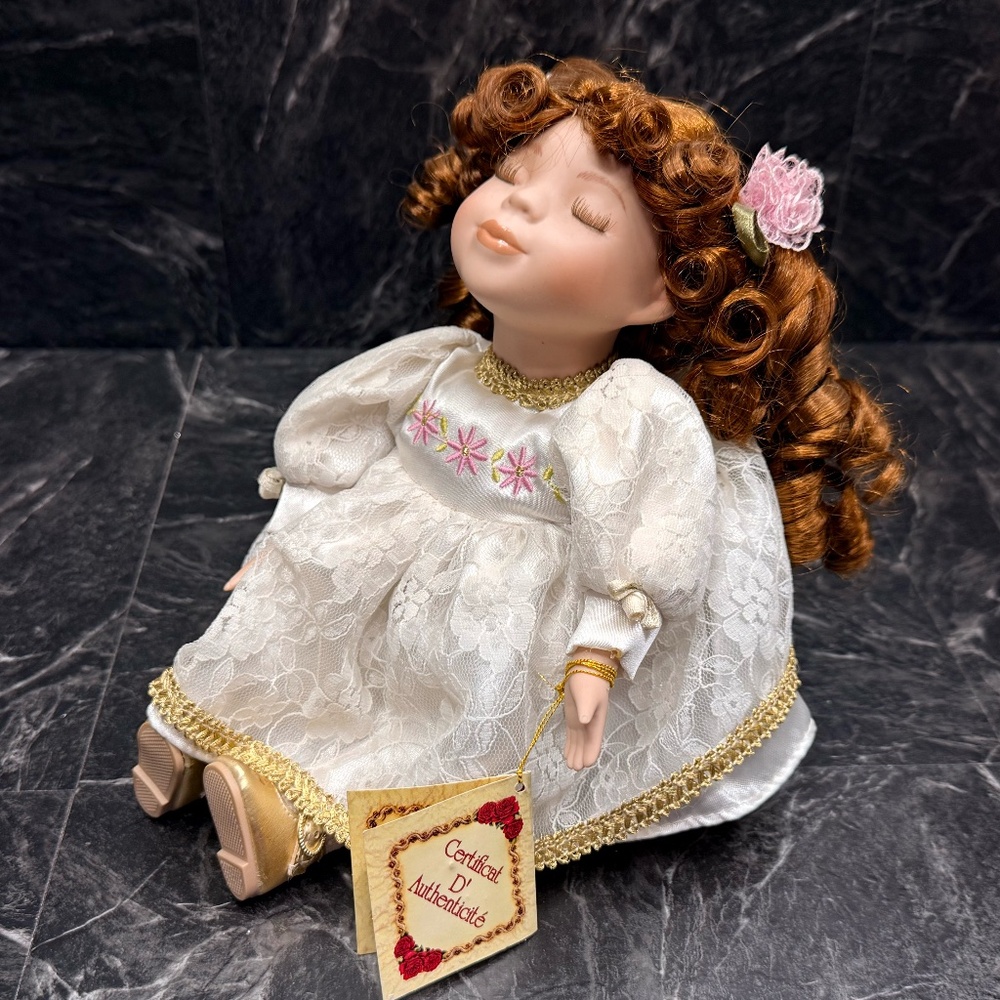 COLLECTOR’S CHOICE Porcelain Collectible Musical Doll - Picture 4 of 16